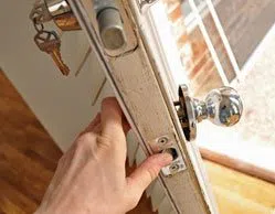 Golden Locksmith Services San Antonio, TX 210-780-7302 - 7-Lock-Changing
